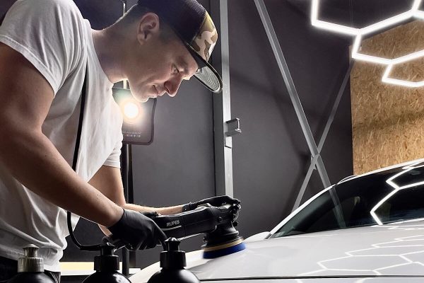 Odstránenie škrabancov a renovácia laku auta v Trenčíne – autodetailing TNGaraz